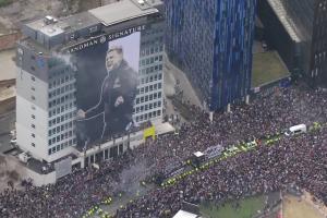 Yabo Sports-太震撼纽卡夺冠游行30万人挤满街道,庆祝球队时隔70年夺冠