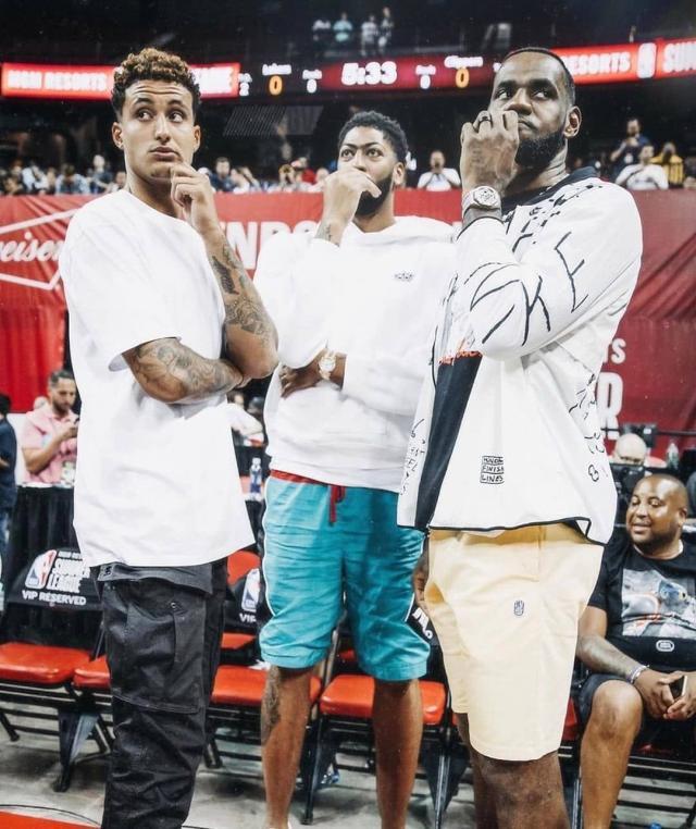 APP下载-现任队友“反目成仇”？詹姆斯和韦少彼此视而不见