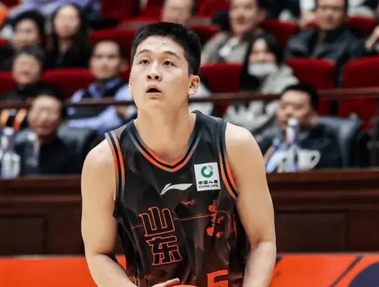 Yabo Sports-胜宁波队内复盘！邱彪点王证，与纪民尚直指团队，2人激情击掌！